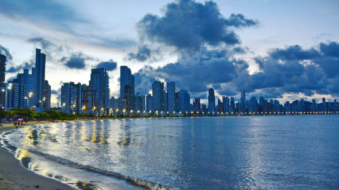 Balneário Camboriú: más que la playa vertical del sur de Brasil.